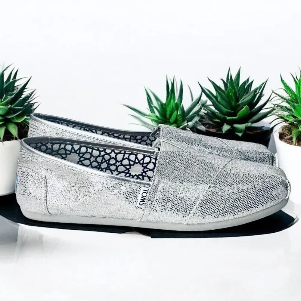 NWT Gorgeous TOMS 9.5 Silver Glitter Sparkly Alpargatas Flat Loafers Comfy Shoes